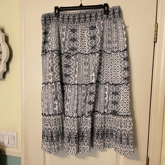 Style & Co. Dresses & Skirts - Style & Co Woman’s Black and White Elastic Waist Skirt. Size XL.